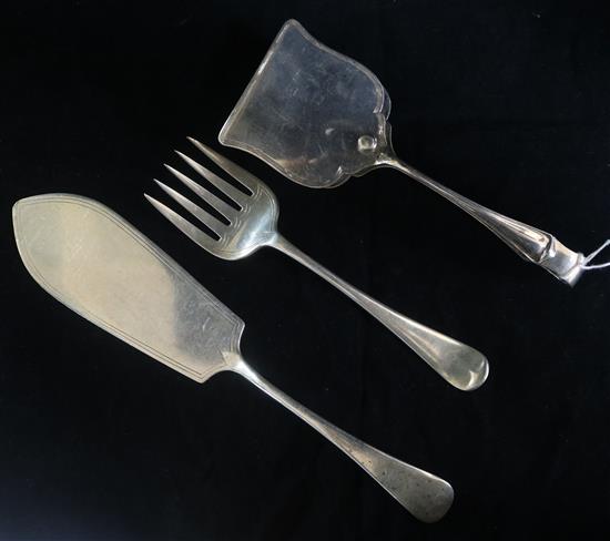 A pair of George V silver Old English pattern fish servers and a pair of silver serving tongs.